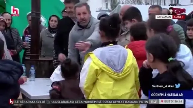 CHP'nin kanalı Halk TV skandallara doymuyor! Canlı yayında Selahattin Demirtaş'ın kitabını övdüler... | Video