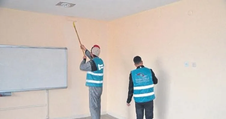 Yarıyıl tatilinde okulları boyuyorlar