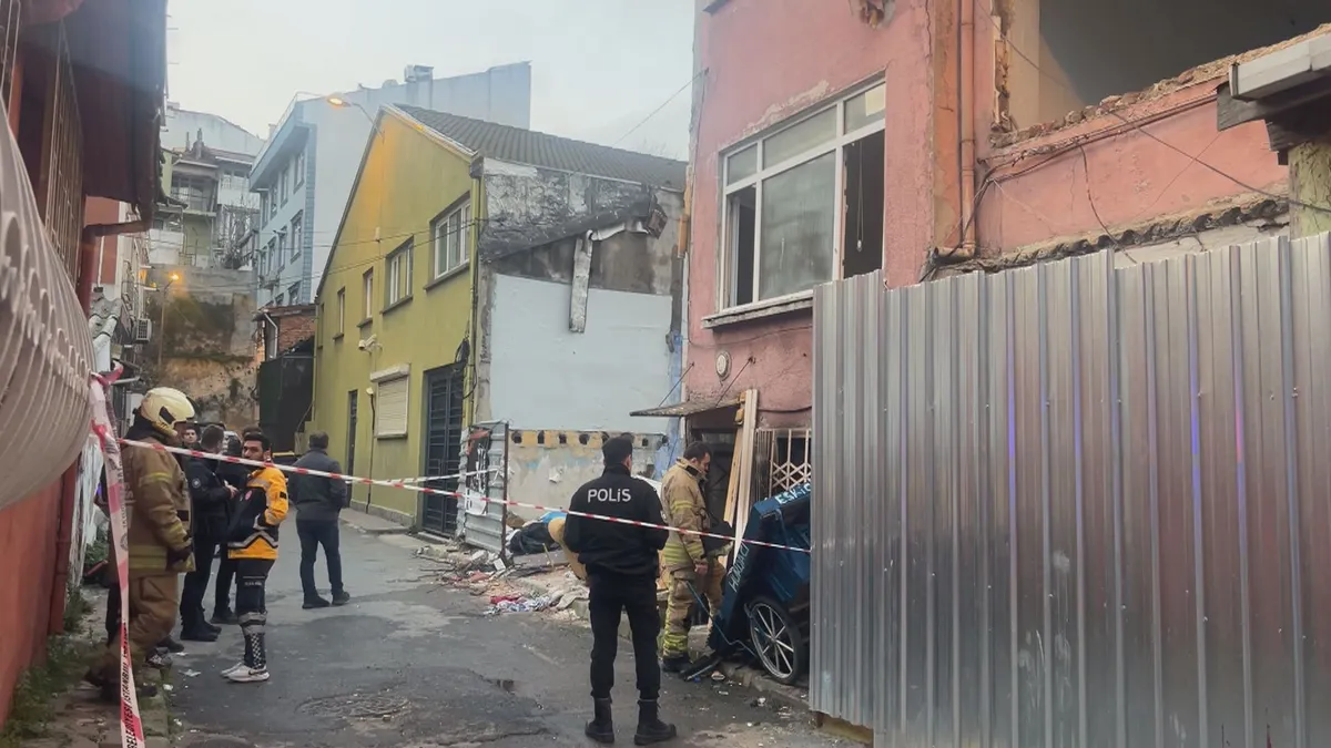 SON DAKİKA… İstanbul Beyoğlu'nda 2 katlı binada yangın! 2 yaşındaki bebek hayatını kaybetti! SON DAKİKA… İstanbul Beyoğlu'nda 2 katlı binada yangın! 2 yaşındaki bebek hayatını kaybetti!