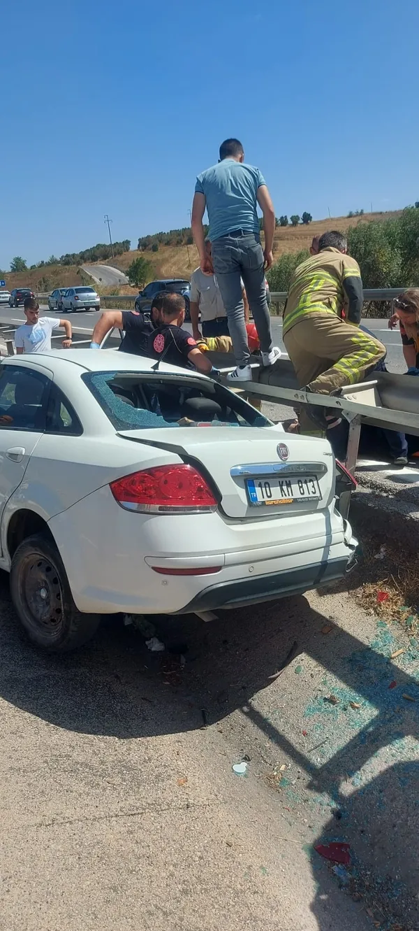 kontrolden-cikan-arac-kaza-yapti-2-yarali-1694438591491.jpg
