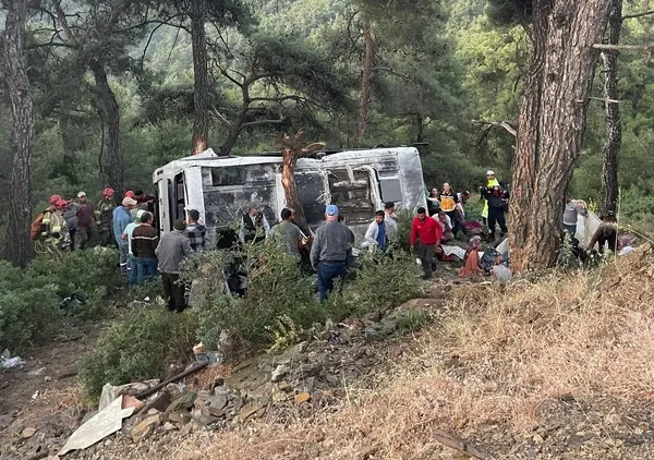 izmirde-can-pazari-isci-servisi-sarampole-devrildi-22-yarali-1781767502388.jpg