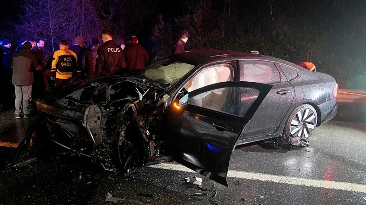 Beykoz’da iki araç kafa kafaya çarpıştı: 1 ölü, 5 yaralı Beykoz’da iki araç kafa kafaya çarpıştı: 1 ölü, 5 yaralı