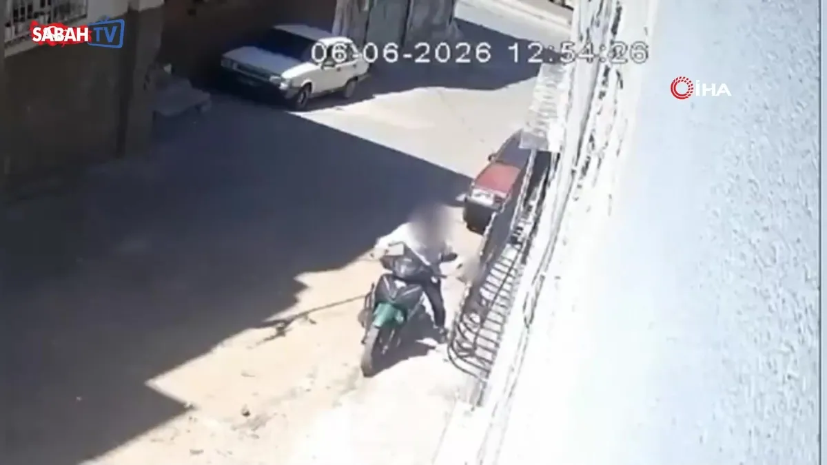 Küçük kızını darbedip motosikletle sürükleyen baba gözaltına alındı videosunu izle Küçük kızını darbedip motosikletle sürükleyen baba gözaltına alındı videosunu izle