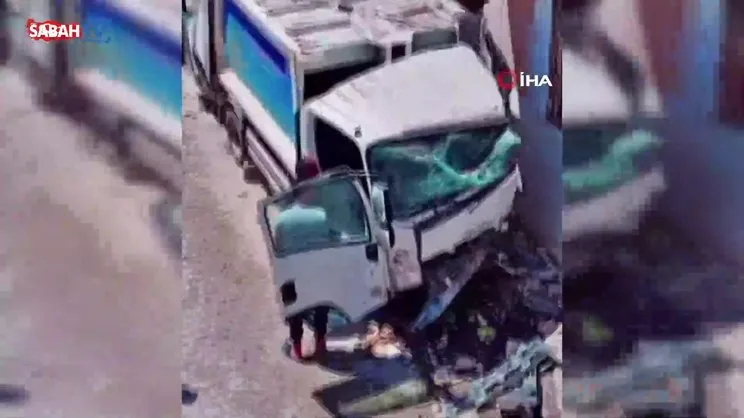 Sürücüsünün direksiyon hakimiyetini kaybettiği çöp kamyonu metruk eve böyle çarptı | Video