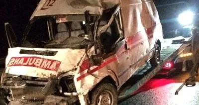 Kütahya’da buzlanma nedeniyle ambulans takla attı: 3 yaralı #kutahya