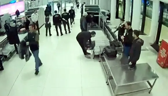 istanbul-havalimaninda-kacakcilik-operasyonunda-493-adet-saat-ele-gecirildi-1735396332256.jpg