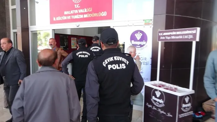 bir-chp-klasigi-yine-kaos-yine-kavga-kongrede-yumruklar-havada-ucustu-cevik-kuvvet-sevk-edildi-1760527964966.jpg