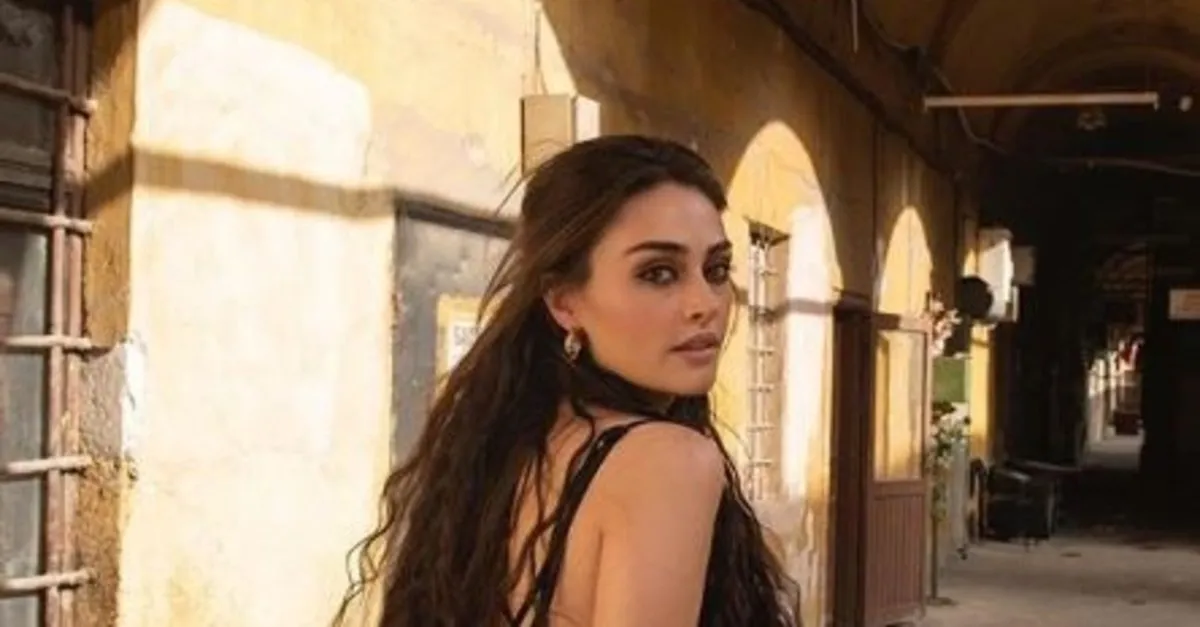 Download Ramo Nun Yildizi Esra Bilgic Bikinisiyle Yakti Gecti Tatil Pozu HD Get Wallpaper Ramo Nun Yildizi Esra Bilgic Bikinisiyle Yakti Gecti Tatil Pozu For Android