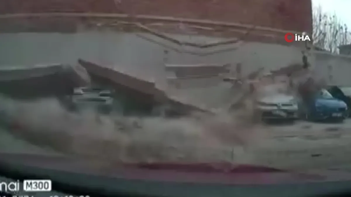 Duvar, açık otoparktaki araçların üzerine böyle yıkıldı | Video videosunu izle Duvar, açık otoparktaki araçların üzerine böyle yıkıldı | Video videosunu izle