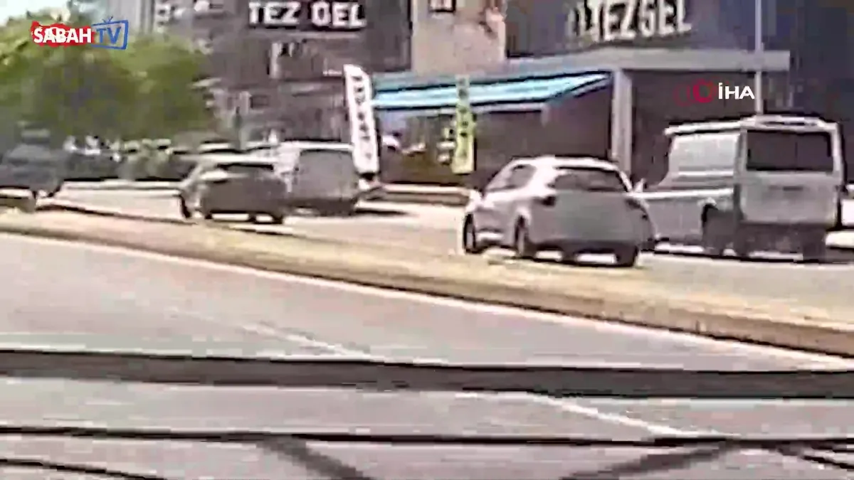 Diyarbakır’da üst geçitten düşen şahıs yaralandı: O anlar kamerada | Video videosunu izle Diyarbakır’da üst geçitten düşen şahıs yaralandı: O anlar kamerada | Video videosunu izle