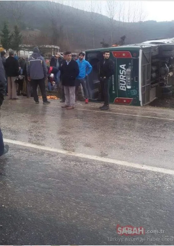 Bursa'da cenaze'den dönenleri taşıyan midibüs devrildi