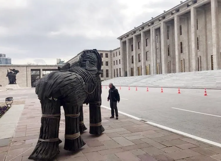 Meclis’e getirilen ’Truva Atı’ heykeline yoğun ilgi