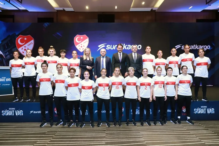 kadin-milli-futbol-takimlari-surat-kargo-ile-sponsorluk-sozlesmesi-imzaladi-1689081747258.jpeg