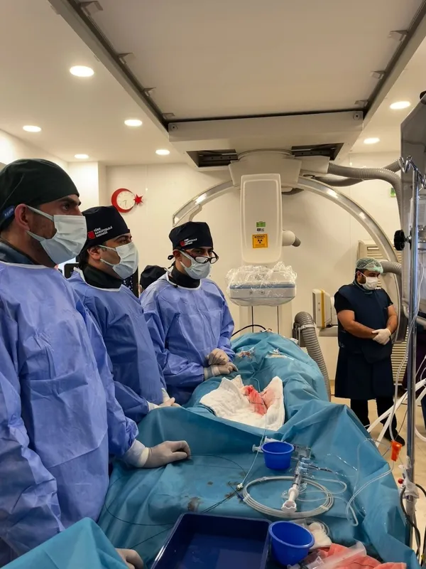 gaziantepteki-kalp-ameliyatini-istanbulda-500-doktor-canli-yayinda-izledi-1739948057814.jpg
