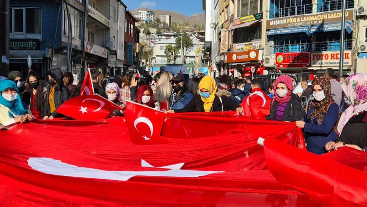 SON DAKİKA HABERİ: Hakkari'de bayraklı protesto! Kadınlardan Diyarbakır annelerine destek...