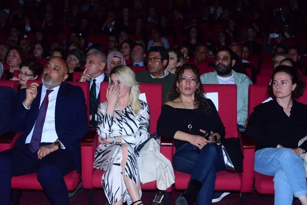 depremden-sonra-ilk-konserini-adanada-verdiler-seyirciler-gozyaslarina-hakim-olamadilar-1680075754720.jpg