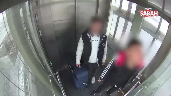Asansörün güvenlik kamerasına sigara bastı | Video