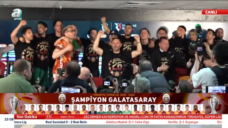 Okan Buruk'a sulu baskın! İşte o anlar