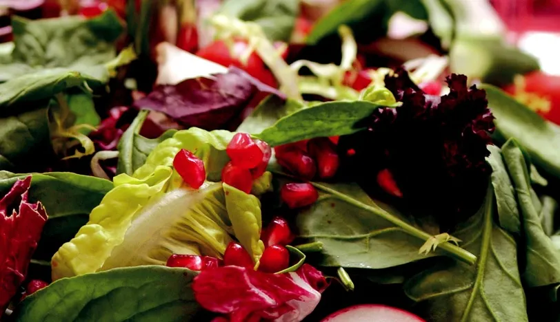 Mini Turp ve Nar Eşliğinde Akdeniz Yeşillikleri