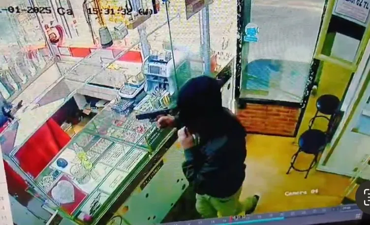 Bursa’da trajikomik soygun! Oyuncak silahla kuyumcu soymaya çalıştı! Dayak yedi! İşte o anlar...