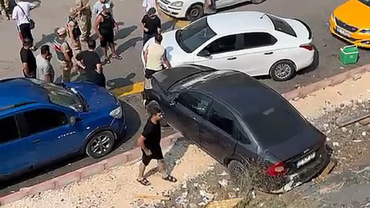 Osmaniye’de korkulukları kıran otomobil alt otoparka düştü: 5 yaralı Osmaniye’de korkulukları kıran otomobil alt otoparka düştü: 5 yaralı