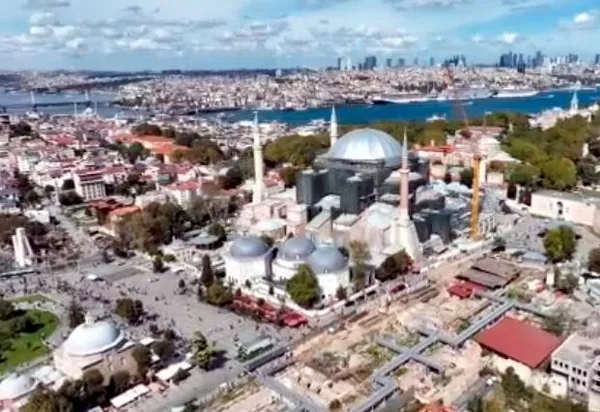 ayasofyanin-ana-kubbe-restorasyonu-basladi-yagmurdan-korumak-icin-kubbesi-gri-brandalarla-kapatildi-1791031025883.jpg