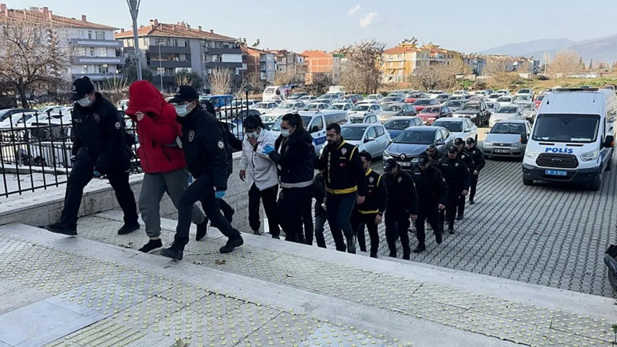 İzmir’de fuhuş operasyonu: 8 tutuklama İzmir’de fuhuş operasyonu: 8 tutuklama