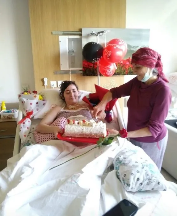 8 aydır yatağa bağlı yaşayan Almina 21’inci yaş gününü hastanede kutladı