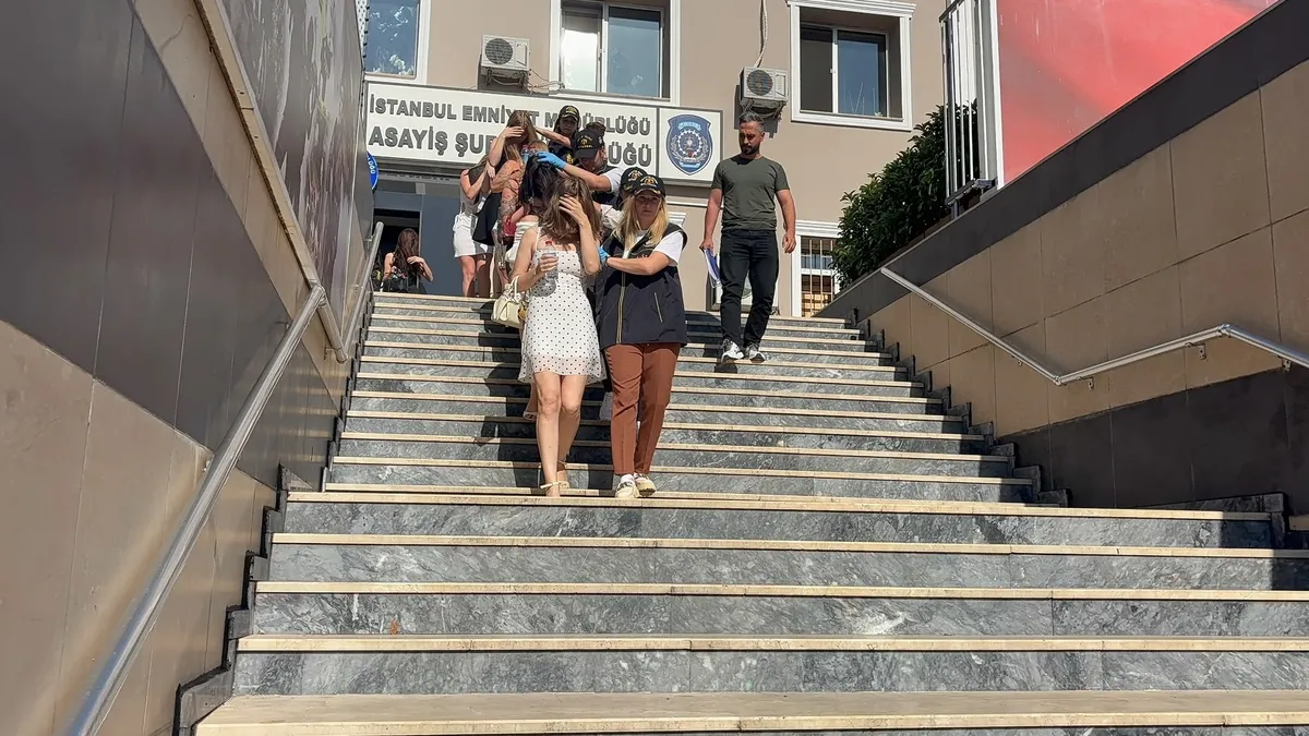 Şişli'de bir gece kulübüne yapılan polis operasyonunu gösteren temsili görsel.