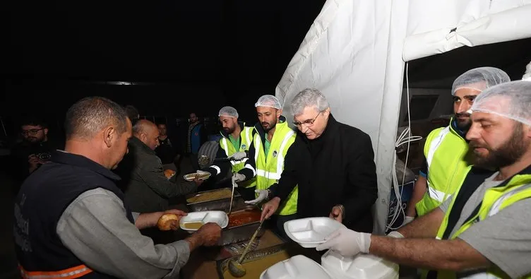 Sakarya Büyükşehir Belediye Başkanı Ekrem Yüce depremzedelere yemek servisi yaptı
