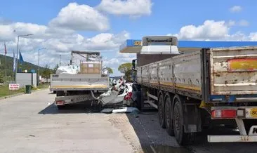 Bolu'da feci kaza! Otomobil, dinlenme tesisindeki TIR'lara çarptı: Çok sayıda ölü ve yaralı var #bolu