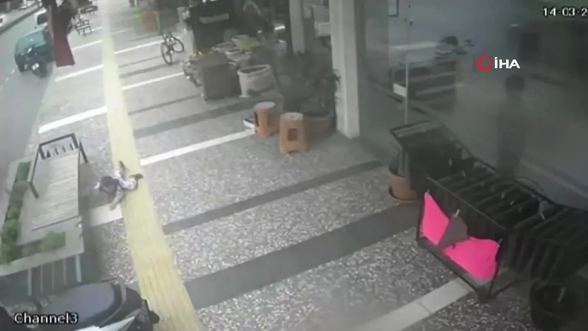 Antalya’da 5 yaşındaki çocuğun ölümden döndüğü kaza kamerada | Video videosunu izle Antalya’da 5 yaşındaki çocuğun ölümden döndüğü kaza kamerada | Video videosunu izle