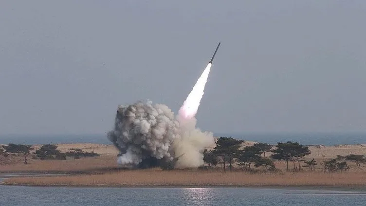 Dünya şokta... Kuzey Kore’nin fırlattığı füze yolcu uçağının yanından geçti!