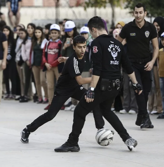 Polis operasyından sonra öğrencilerle futbol oynadı
