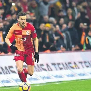 3 futbolcu ceza sınırında