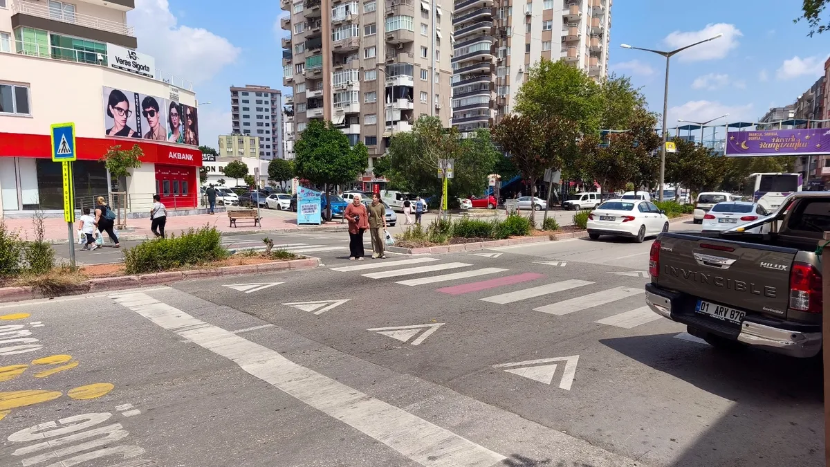 Adana'da alkollü dolmuş sürücüsünün çarptığı genç kadın hayatını kaybetti.