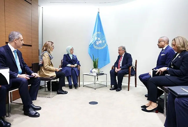 emine-erdogan-bm-genel-sekreteri-antonio-guterresle-gorustu-1727202751968.jpeg