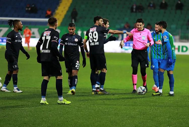 kar-yagisi-nedeniyle-ertelenmisti-rizespor-antalyaspor-maci-yeniden-basladi-canli-1642691660092.jpg