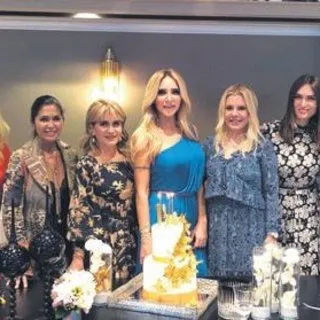 Doğum gününü arkadaşlarıyla kutladı
