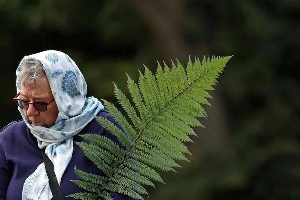 Dünya yasta! Başörtüsü talimatı verildi