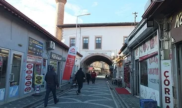 Altından yol geçen cami