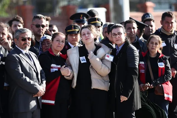 sehit-esinin-gozyaslari-yurekleri-dagladi-adanali-sehit-son-yolculuguna-ugurlandi-1701094664181.jpg