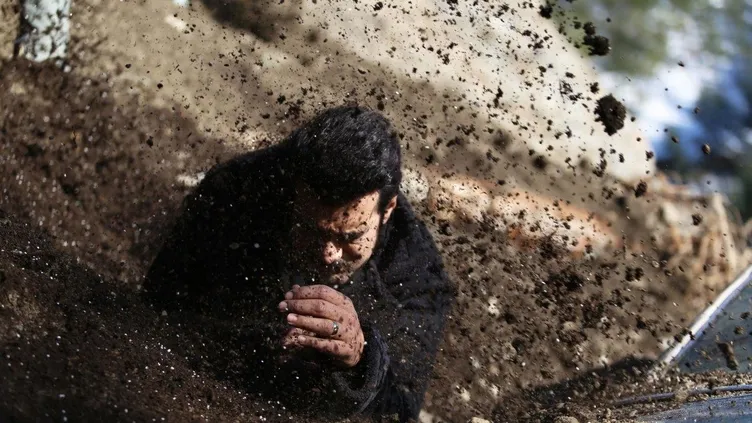 Bir Zamanlar Çukurova 18. Bölüm tamamı tek parça full hemen izle! Demir, toprak altından kurtulabilecek mi?