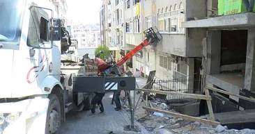 Güngören’de korku dolu anlar! Devrilen iş makinesi 4 araç ve binada hasara neden oldu