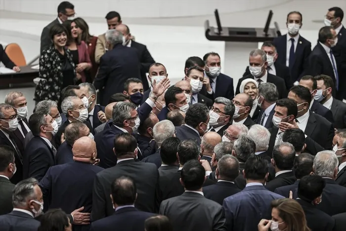son-dakika-chp-hendek-terorunu-gormezden-geldi-hdpye-sahip-cikti-tbmmde-ortalik-karisti-1638347103726.jpg