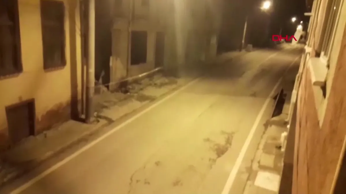 SON DAKİKA | Balıkesir’de 4.4 büyüklüğündeki deprem anı kamerada | Video videosunu izle SON DAKİKA | Balıkesir’de 4.4 büyüklüğündeki deprem anı kamerada | Video videosunu izle