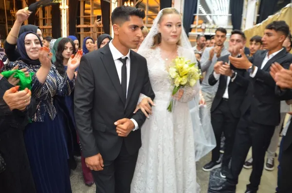 rusyada-musa-uzanan-ask-hikayesi-evlilikle-taclandi-1783949949660.jpg