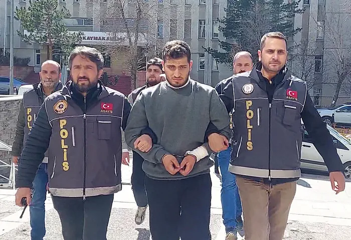 haticeyi-olduren-cani-kocanin-telefonundan-cikti-kan-donduran-video-karimi-ve-kendimi-oldurdum-1758285983060.jpeg Hatice’yi öldüren cani kocanın telefonundan çıktı: Kan donduran video! 'Evet bu kadar, karımı öldürdüm'