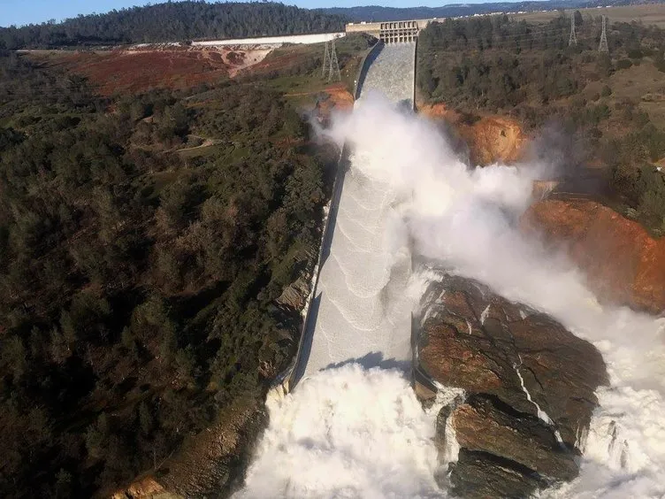 ABD’de baraj delindi binlerce kişi tahliye ediliyor