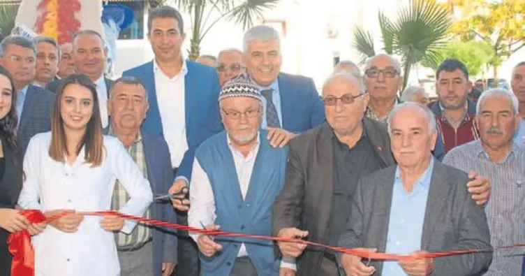 Kızının eczanesini açtı